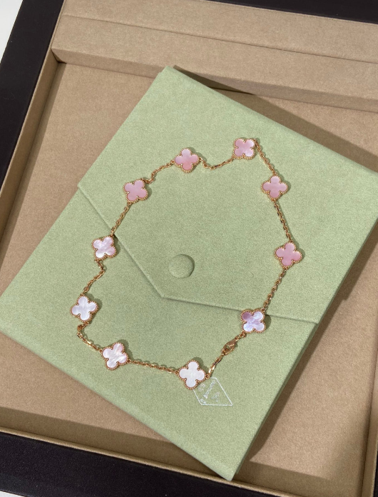 [Marin Jewellery] Pink Necklace with Ten Clover Designs