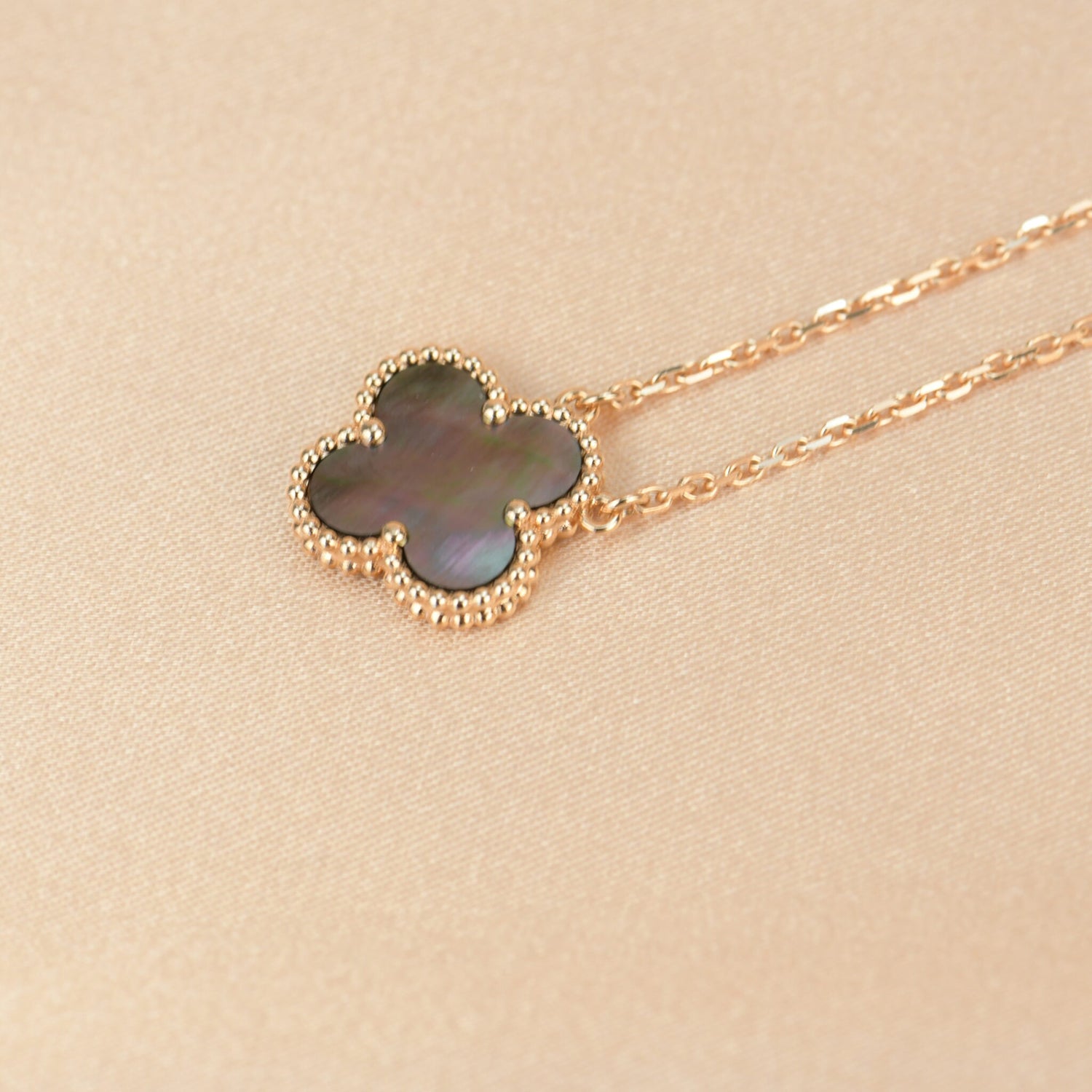 [Marin]COLLIER TRÈFLE 15 MM NACRE GRISE