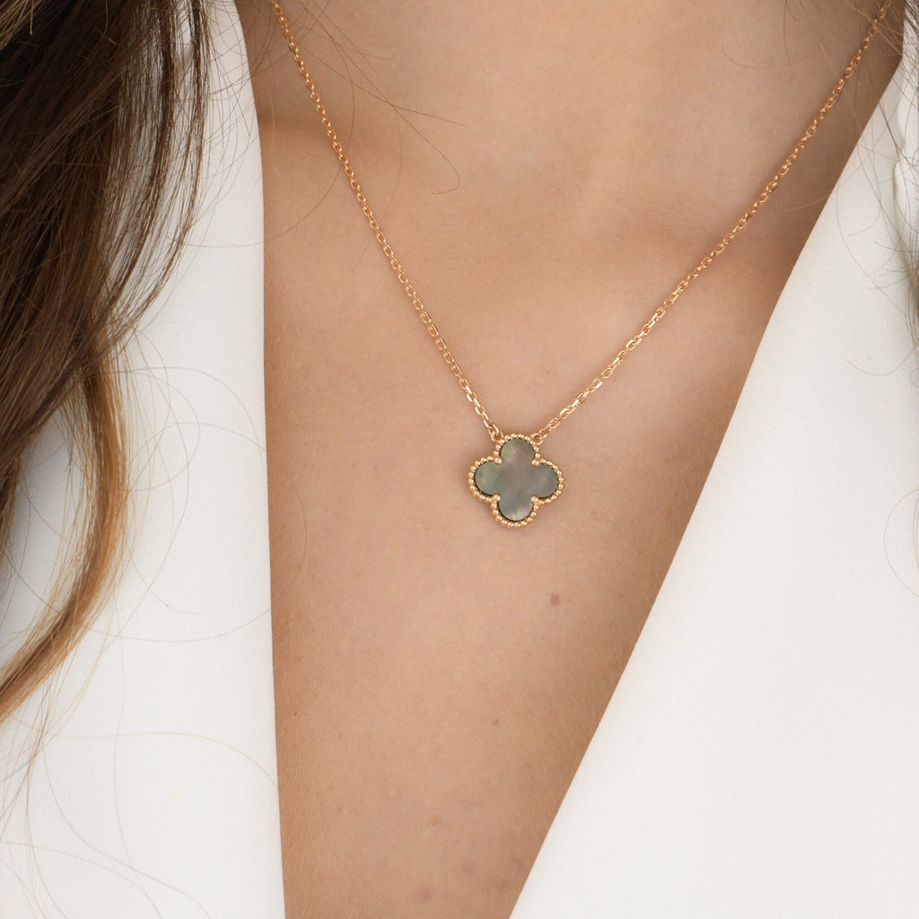 [Marin]COLLIER TRÈFLE 15 MM NACRE GRISE