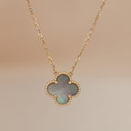 [Marin]COLLIER TRÈFLE 15 MM NACRE GRISE