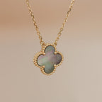 [Marin]COLLIER TRÈFLE 15 MM NACRE GRISE