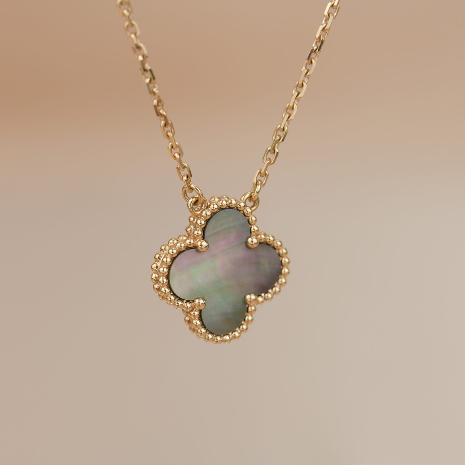 [Marin]COLLIER TRÈFLE 15 MM NACRE GRISE