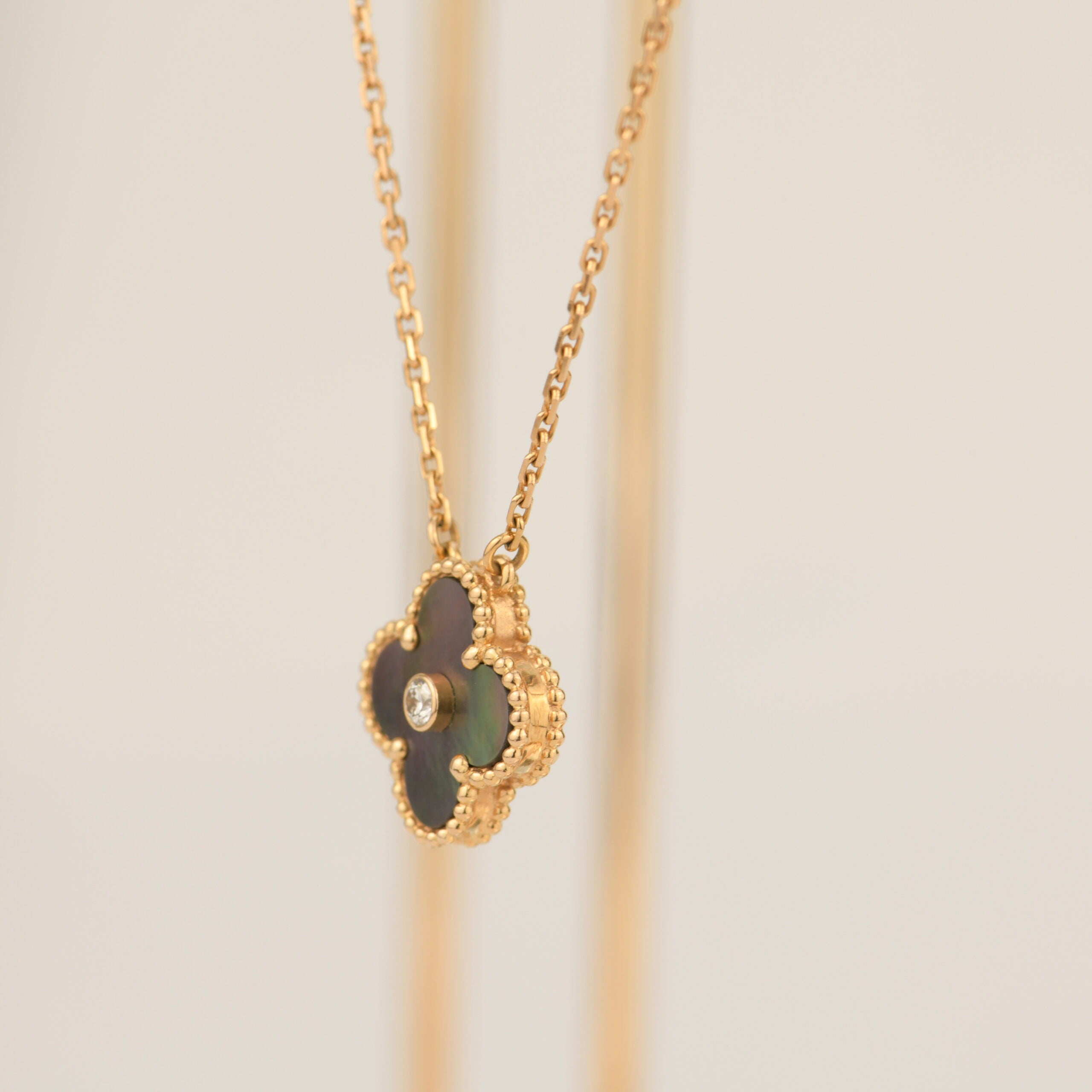 [Marin]CLOVER 15MM DIAMOND AND MOTHER-OF-GREY NECKLACE