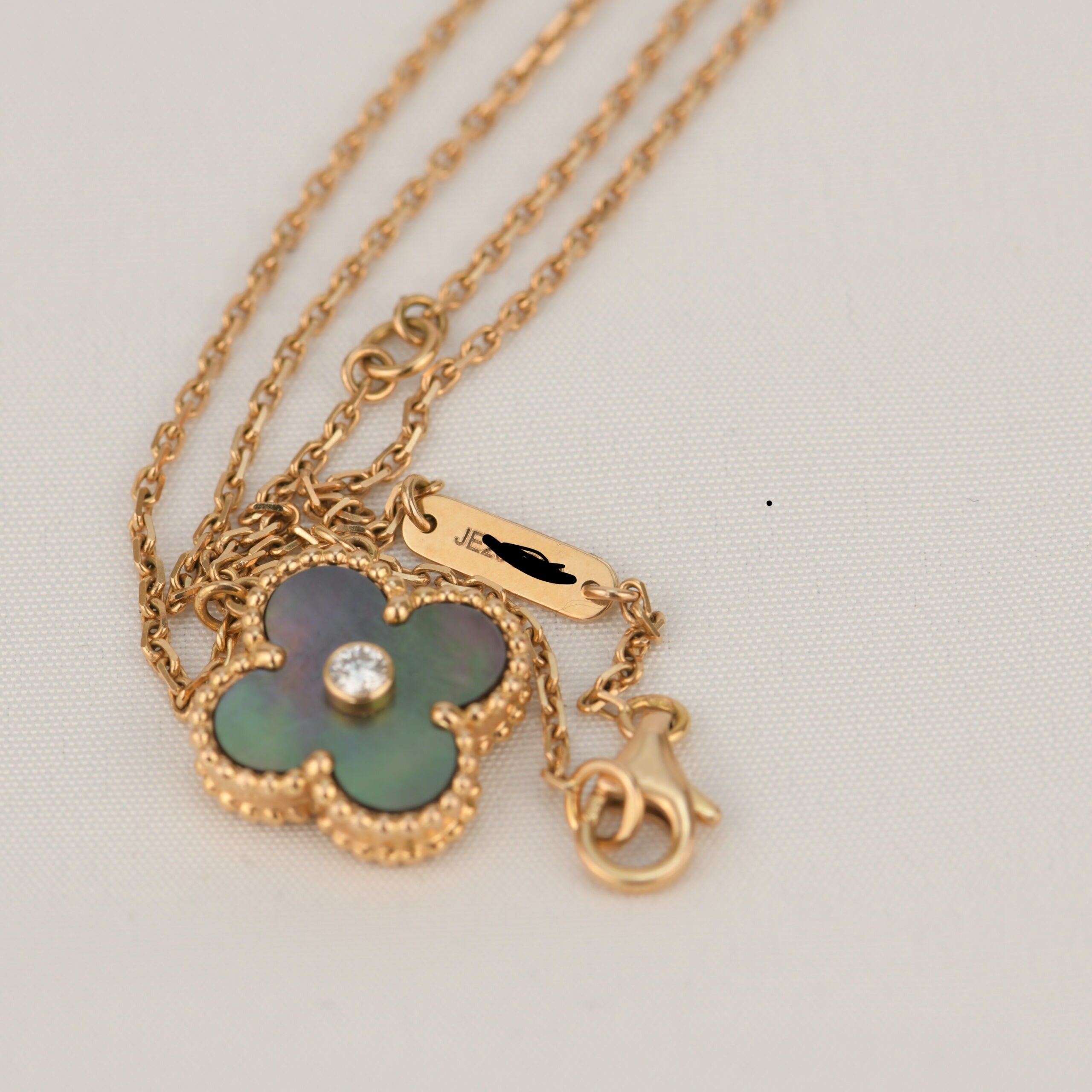[Marin]COLLIER TRÈFLE 15 MM DIAMANT ET NACRE GRISE