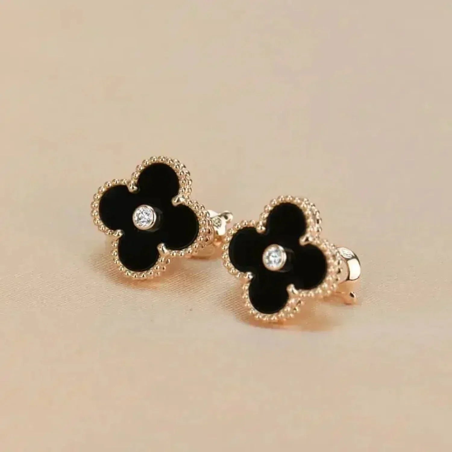 [Marin]CLOVER MEDIUM 1 MOTIFS ONYX DIAMOND EARRINGS