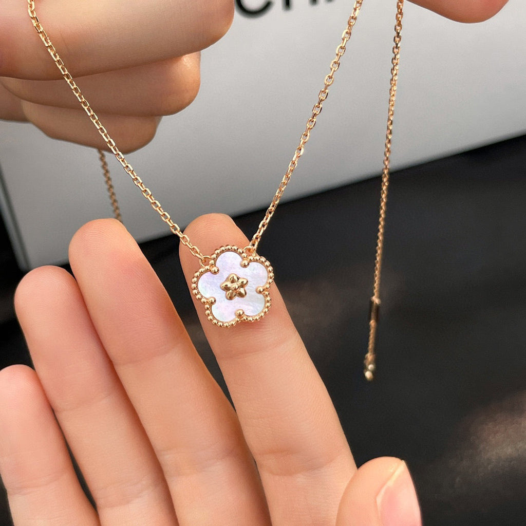 [Marin]LUCKY  WHITE MOP  PLUM BLOSSOM NECKLACE