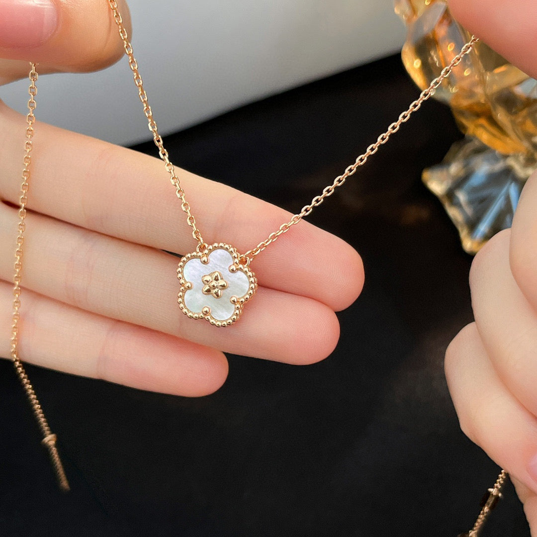 [Marin]LUCKY  WHITE MOP  PLUM BLOSSOM NECKLACE
