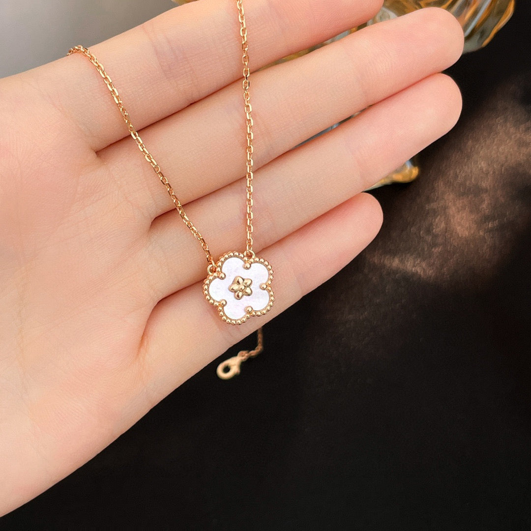 [Marin]LUCKY  WHITE MOP  PLUM BLOSSOM NECKLACE
