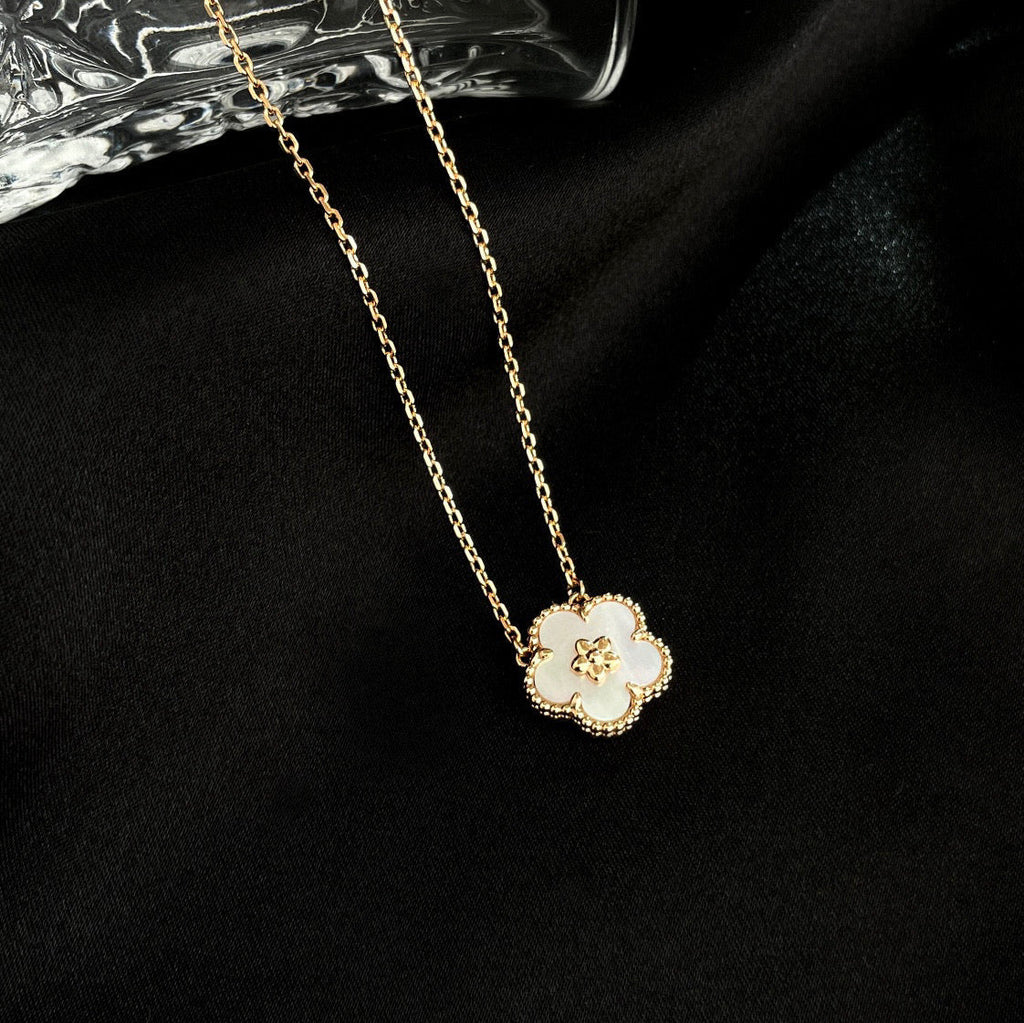 [Marin]LUCKY  WHITE MOP  PLUM BLOSSOM NECKLACE