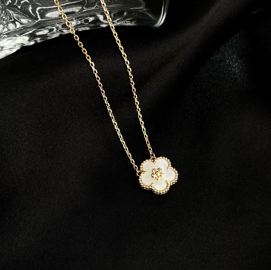 [Marin]LUCKY  WHITE MOP  PLUM BLOSSOM NECKLACE