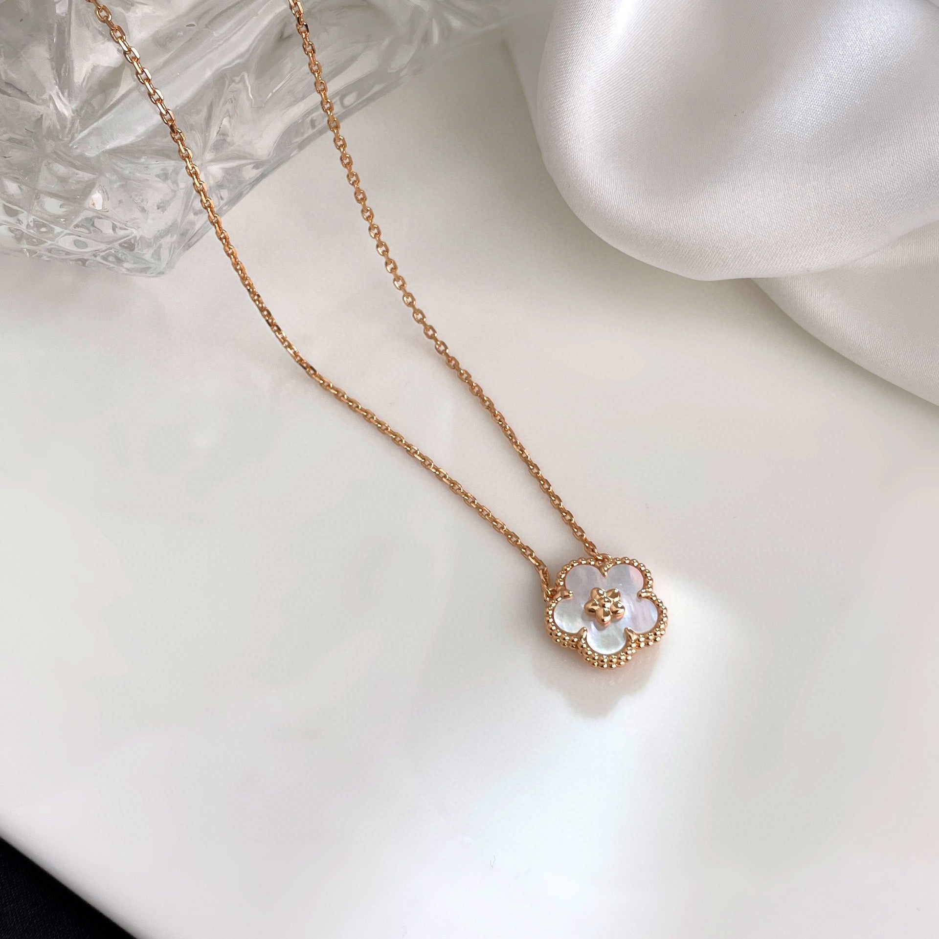 [Marin]LUCKY  WHITE MOP  PLUM BLOSSOM NECKLACE
