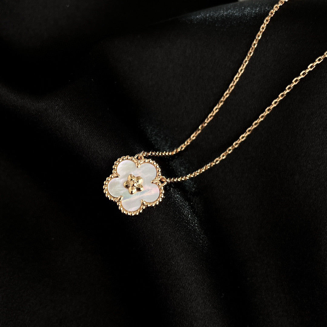 [Marin]LUCKY  WHITE MOP  PLUM BLOSSOM NECKLACE