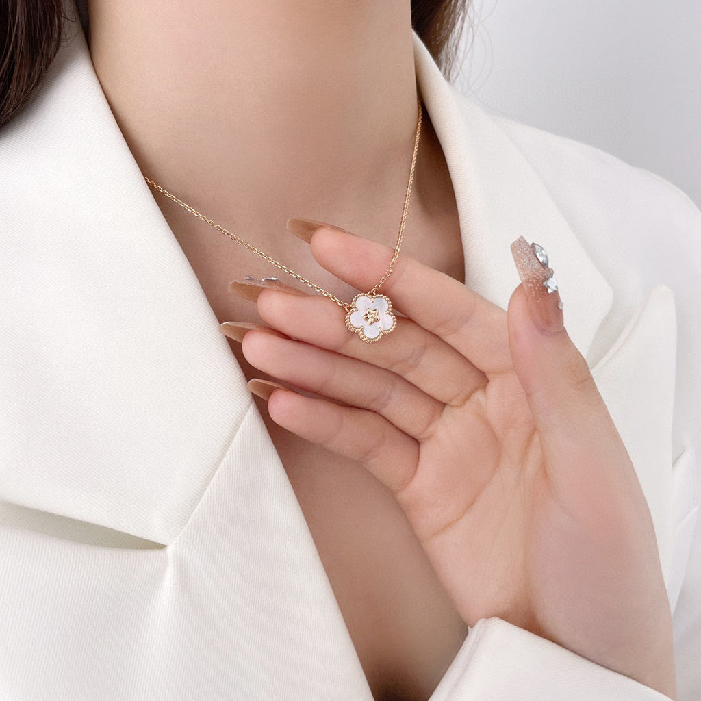 [Marin]LUCKY  WHITE MOP  PLUM BLOSSOM NECKLACE