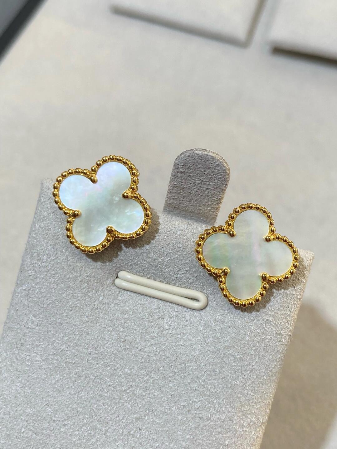 [Marin] CLOVER LARGE (20mm) 1 MOTIFS WHITE MOP STUD EARRINGS