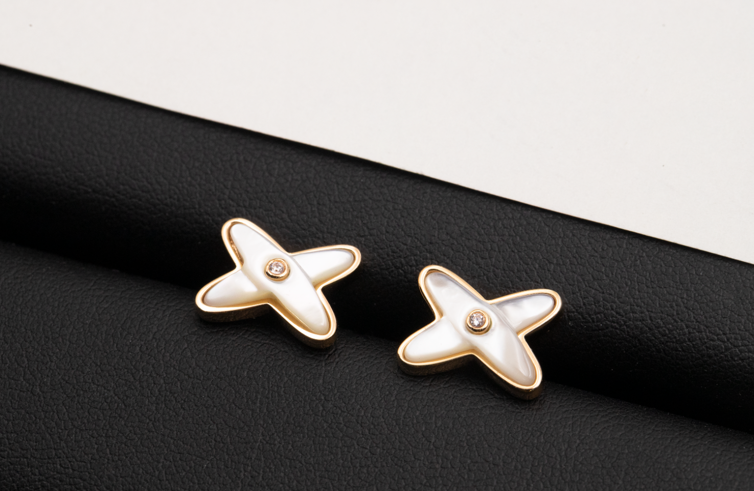 [Marin]JEUX DE WHITE MOP PINK GOLD DIAMOND EARRINGS