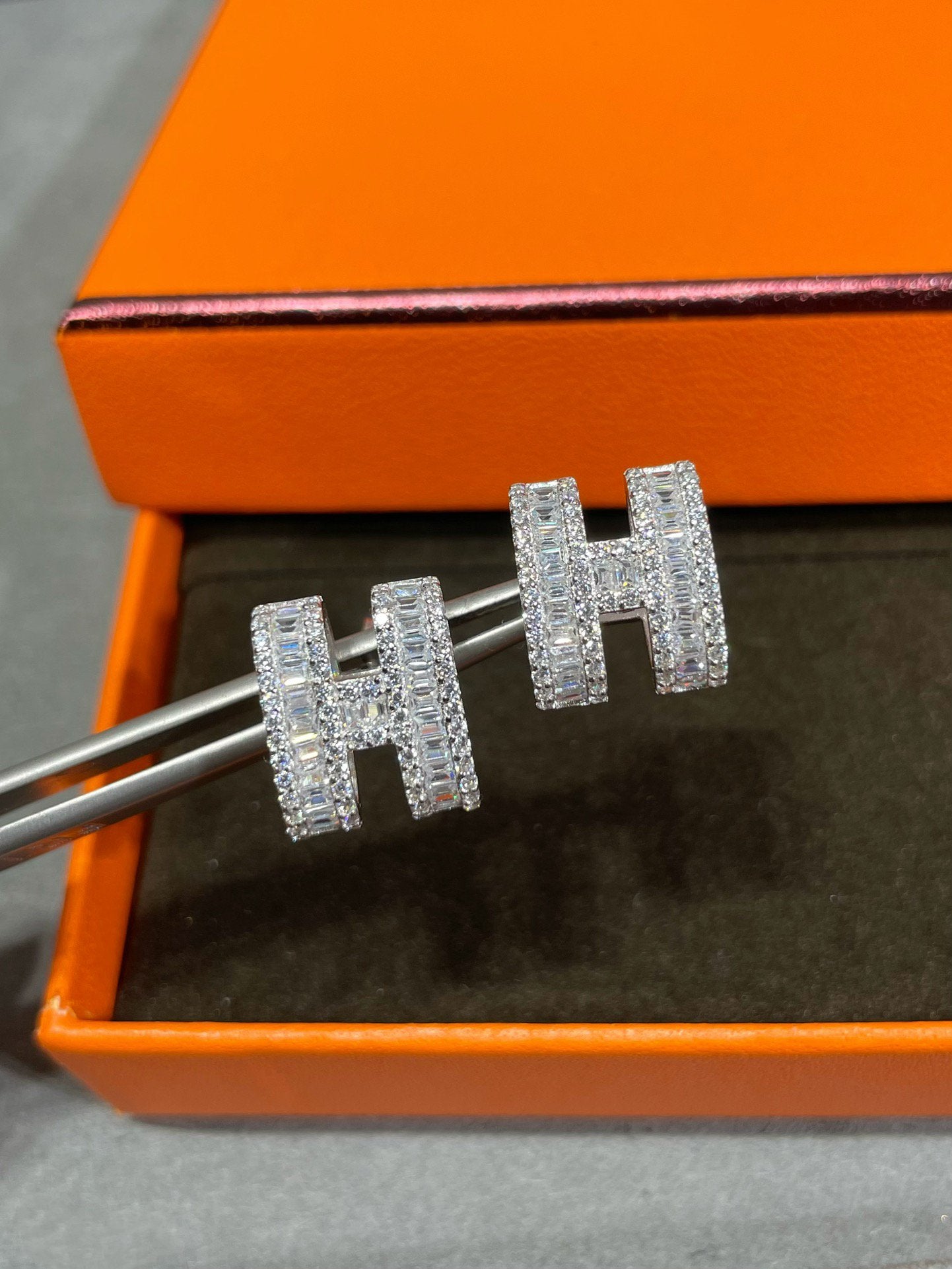 [Marin]H STUD EARRINGS WITH SILVER DIAMONDS