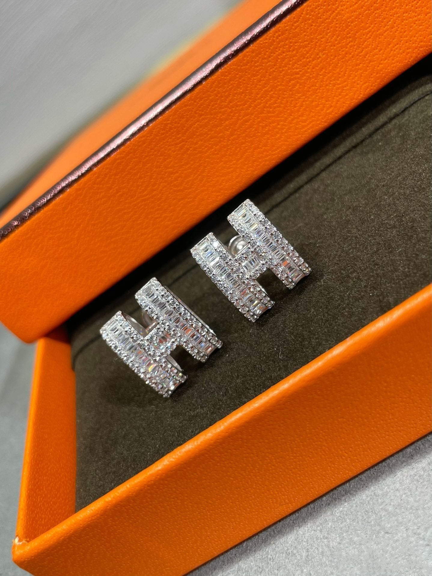 [Marin]H STUD EARRINGS WITH SILVER DIAMONDS