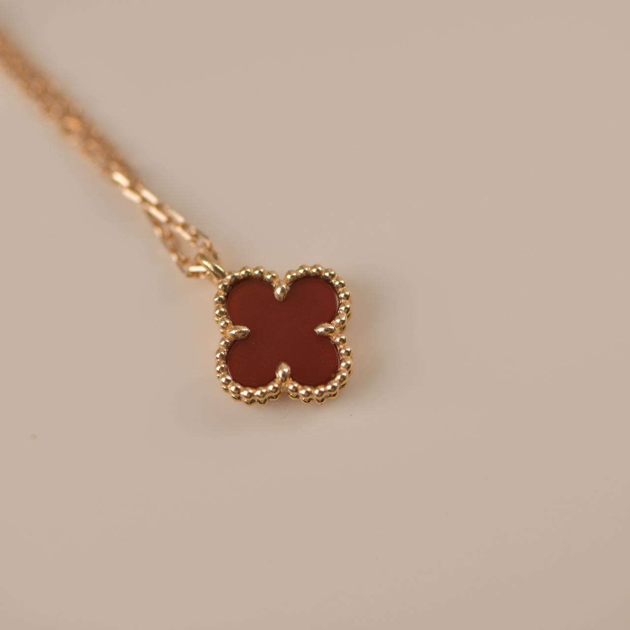 [Marin]CLOVER MINI 9.5MM WHITE CARNELIANS NECKLACE