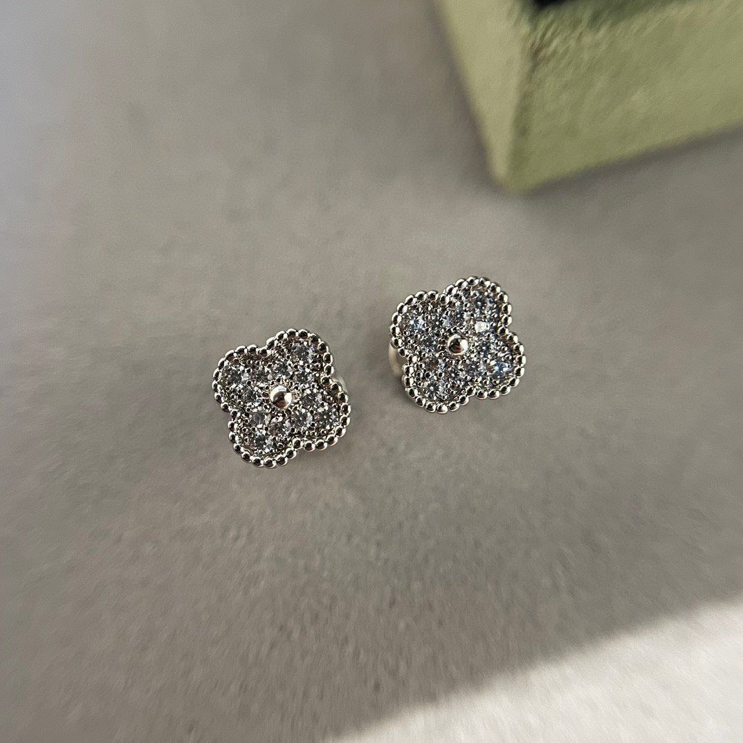 [Marin]CLOVER MINI DIAMOND STUD EARRINGS