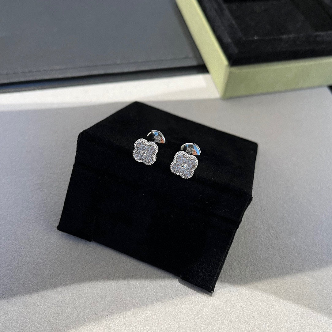 [Marin]CLOVER MINI DIAMOND STUD EARRINGS
